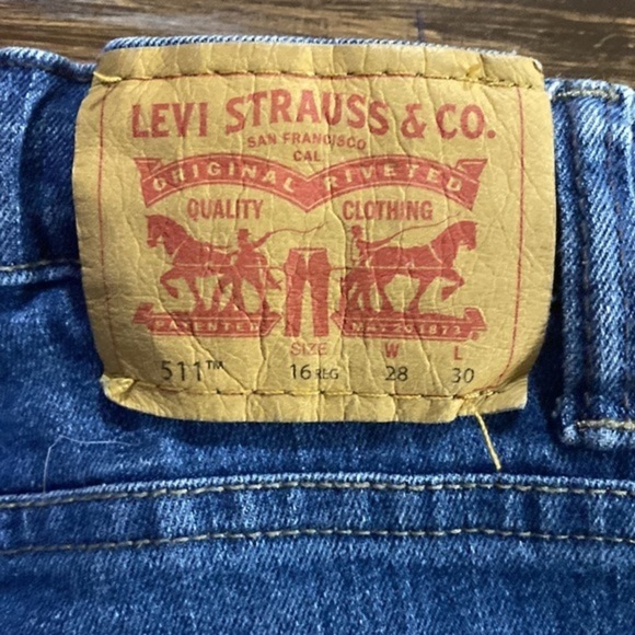 Levi Strauss  size 16 regular w 28. L30 like new  has adjustable waist - Picture 3 of 5
